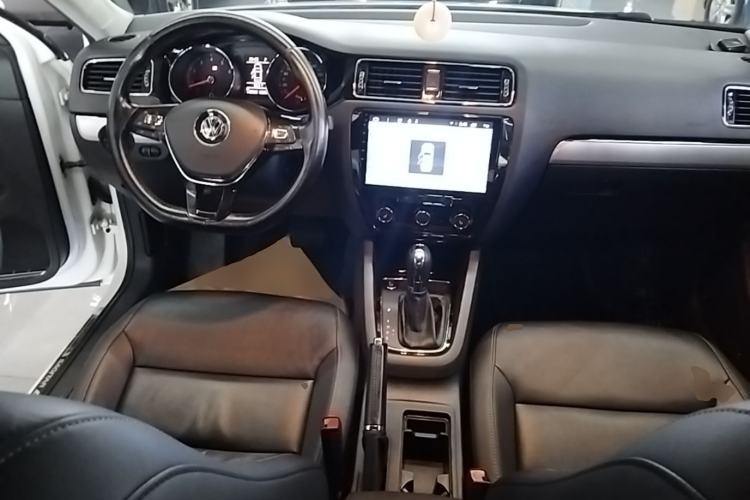 Used Volkswagen Sagitar 2018 180TSI DSG Prestige Edition Center Console
