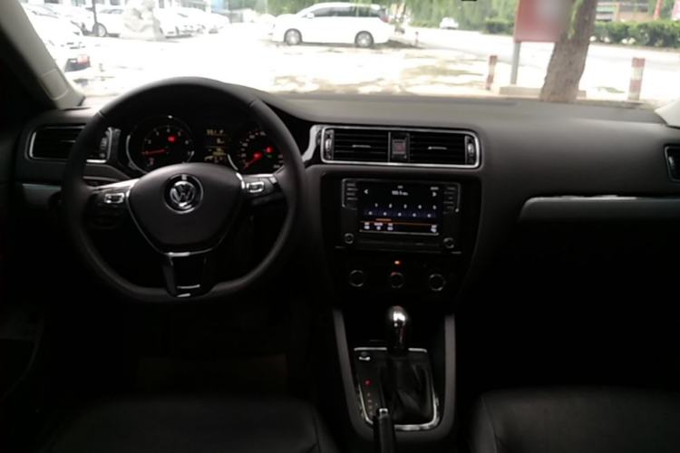 Used Volkswagen Sagitar 2018 1.6L Automatic Comfort Model Center Console
