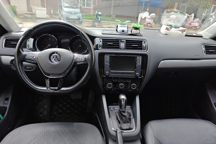 Used Volkswagen Sagitar 2018 1.6L Automatic Comfort Model Center Console