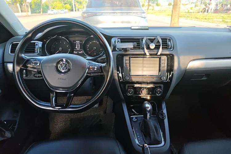 Used Volkswagen Sagitar 2018 180TSI DSG Prestige Edition Center Console