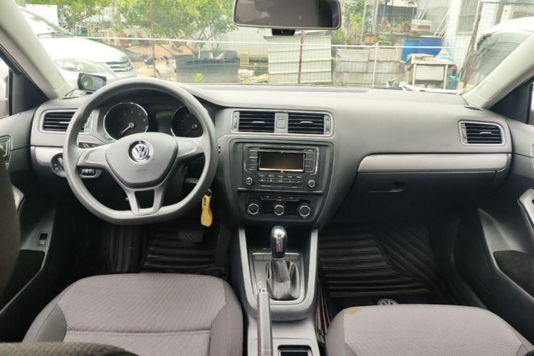 Used Volkswagen Sagitar 2018 1.6L Automatic Fashion Model Center Console