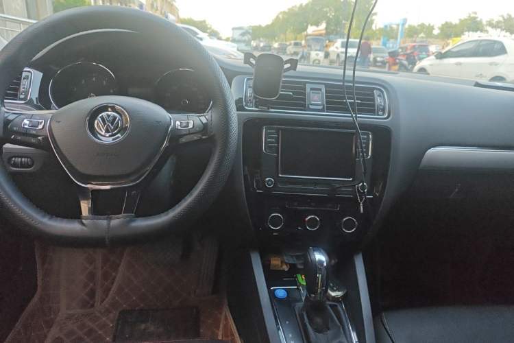 Used Volkswagen Sagitar 2018 1.6L Automatic Comfort Model Center Console