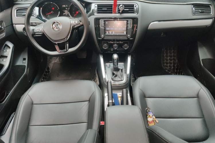 Used Volkswagen Sagitar 2018 1.6L Automatic Comfort Model Center Console