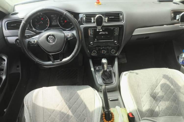 Used Volkswagen Sagitar 2018 1.6L Automatic Comfort Model Center Console