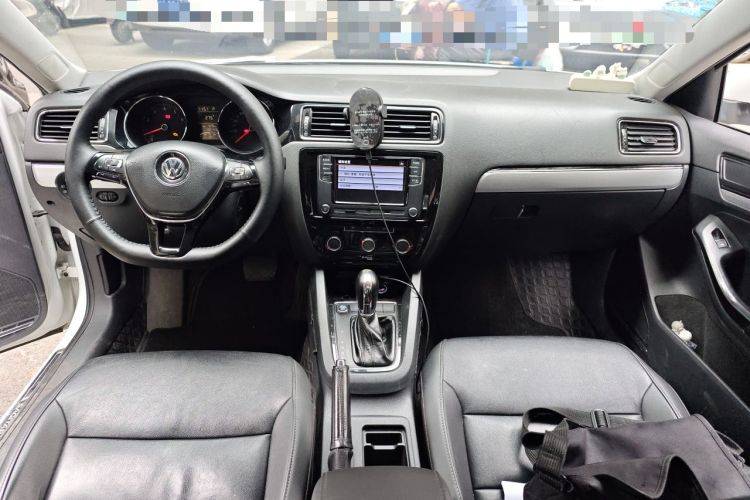 Used Volkswagen Sagitar 2018 1.6L Automatic Comfort Model Center Console