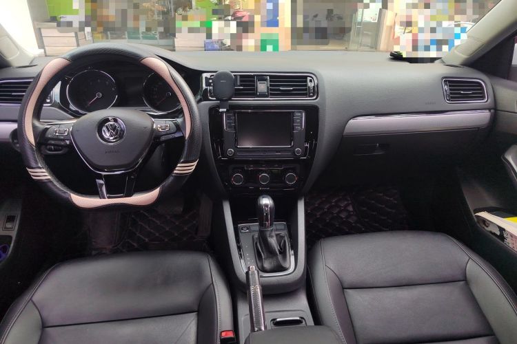 Used Volkswagen Sagitar 2018 1.6L Automatic Comfort Model Center Console