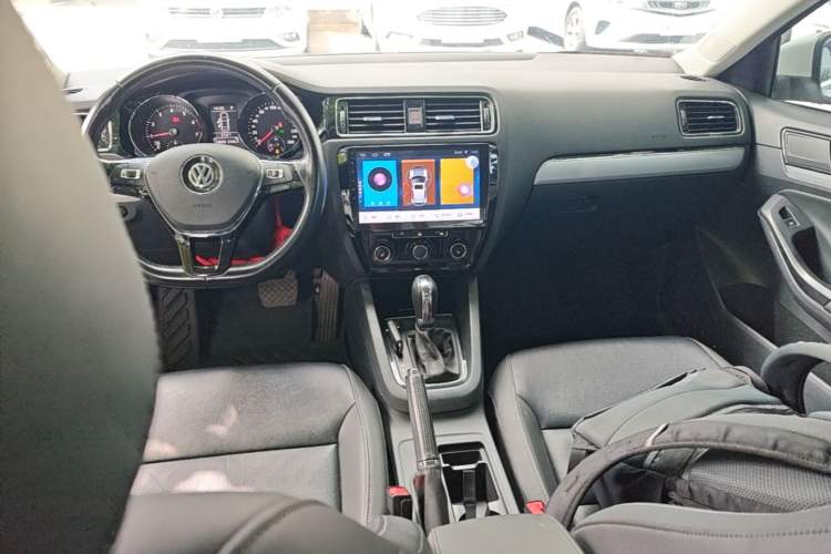 Used Volkswagen Sagitar 2018 180TSI DSG Prestige Edition Center Console