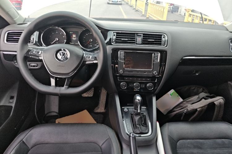 Used Volkswagen Sagitar 2018 280TSI DSG Luxury Model Center Console