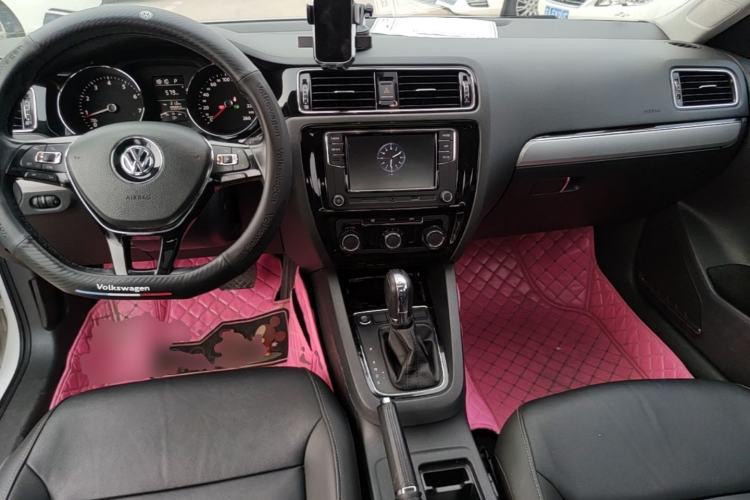 Used Volkswagen Sagitar 2018 1.6L Automatic Comfort Model Center Console