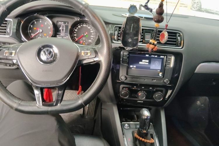 Used Volkswagen Sagitar 2018 280TSI DSG Ignite Edition Center Console