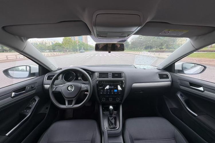 Used Volkswagen Sagitar 2018 1.6L Automatic Fashion Model Center Console