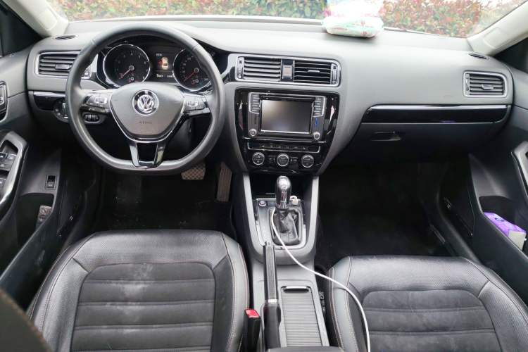 Used Volkswagen Sagitar 2018 280TSI DSG Luxury Model Center Console