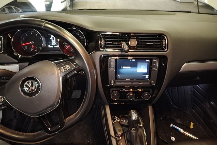 Used Volkswagen Sagitar 2018 280TSI DSG Ignite Edition Center Console