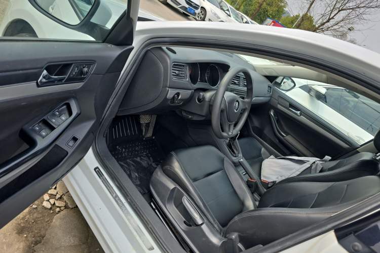 Used Volkswagen Sagitar 2018 1.6L Automatic Fashion Model Driver Seat