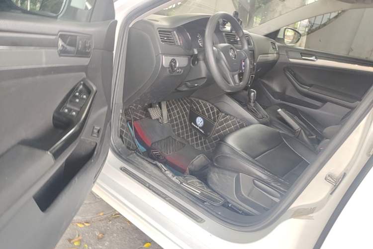 Used Volkswagen Sagitar 2018 1.6L Automatic Fashion Model Driver Seat