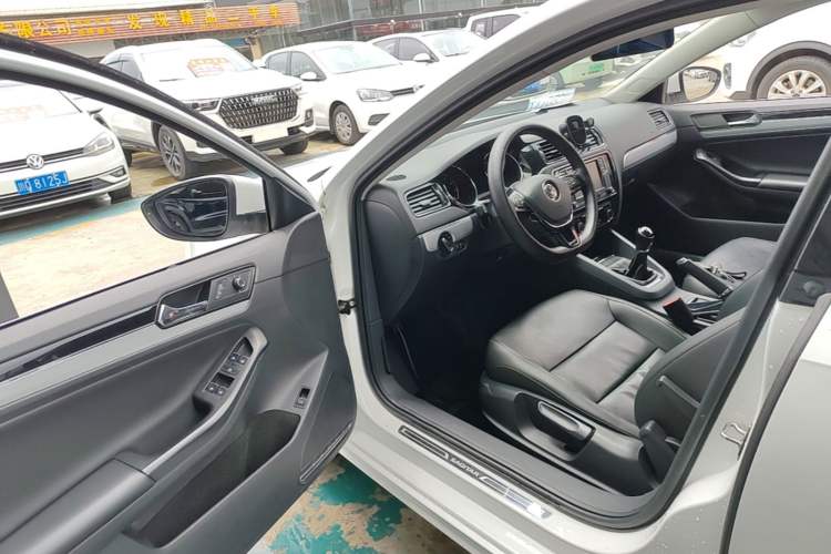Used Volkswagen Sagitar 2018 1.6L Manual Comfort Model Driver Seat