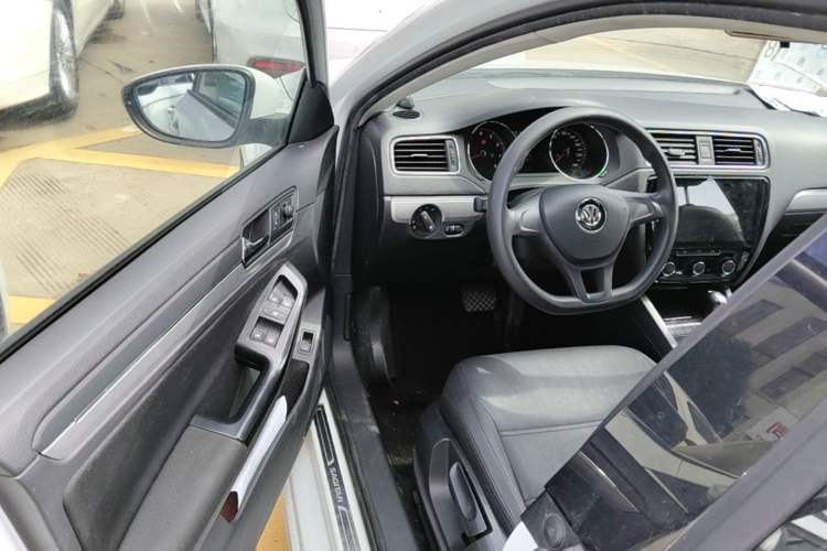 Used Volkswagen Sagitar 2018 1.6L Automatic Fashion Model Driver Seat