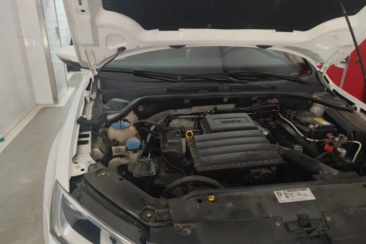 Used Volkswagen Sagitar 2018 1.6L Automatic Fashion Model Engine Bay Right