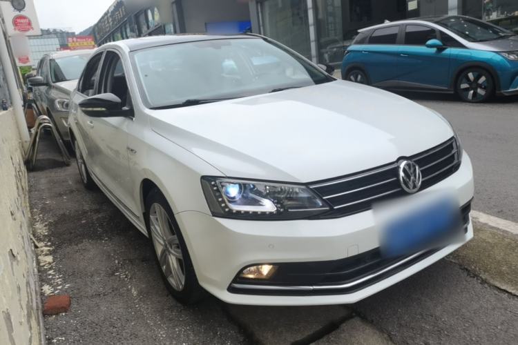 Used Volkswagen Sagitar 2018 280TSI DSG Luxury Model Front Right 45 Deg