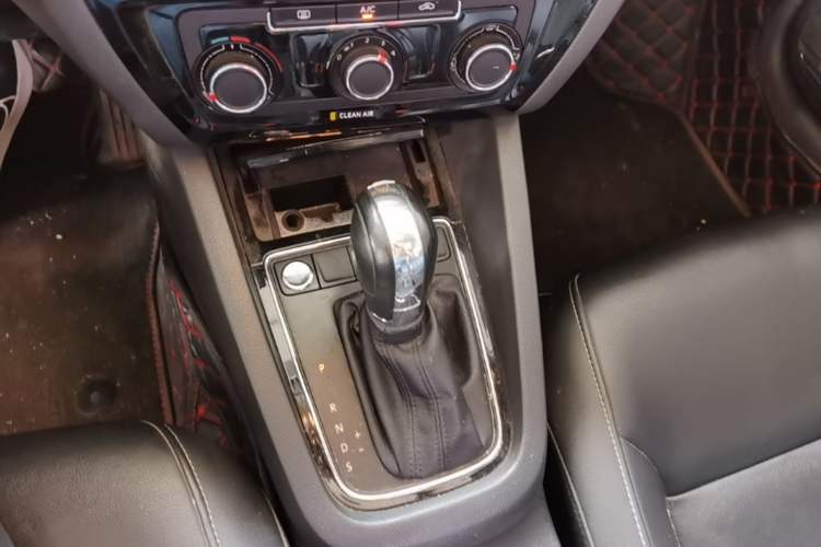 Used Volkswagen Sagitar 2018 1.6L Automatic Comfort Model Gear Lever