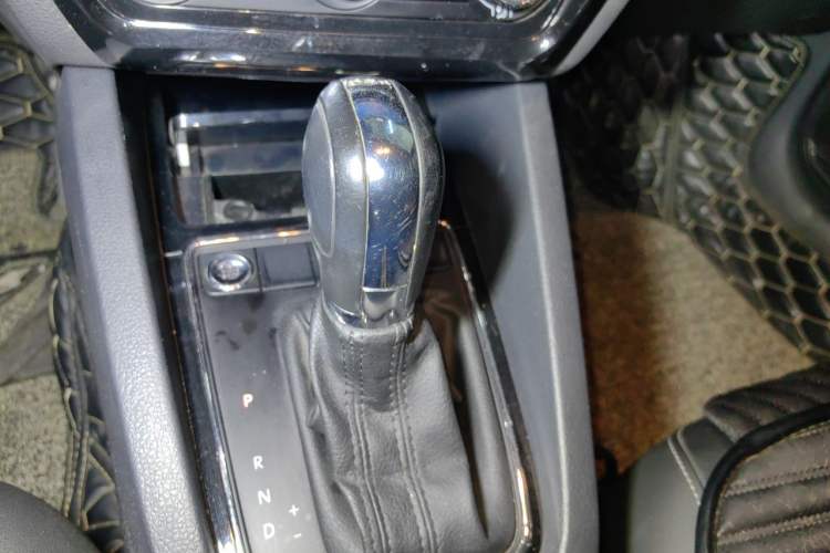 Used Volkswagen Sagitar 2018 280TSI DSG Ignite Edition Gear Lever