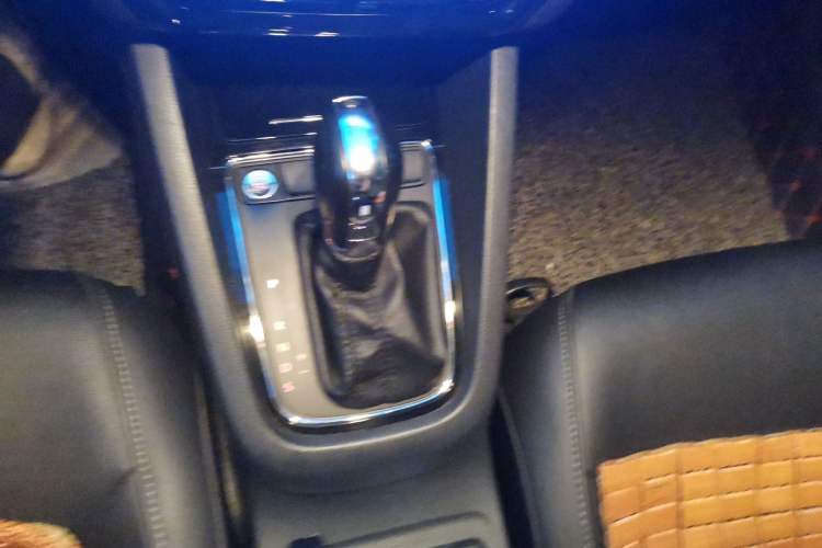 Used Volkswagen Sagitar 2018 1.6L Automatic Comfort Model Gear Lever