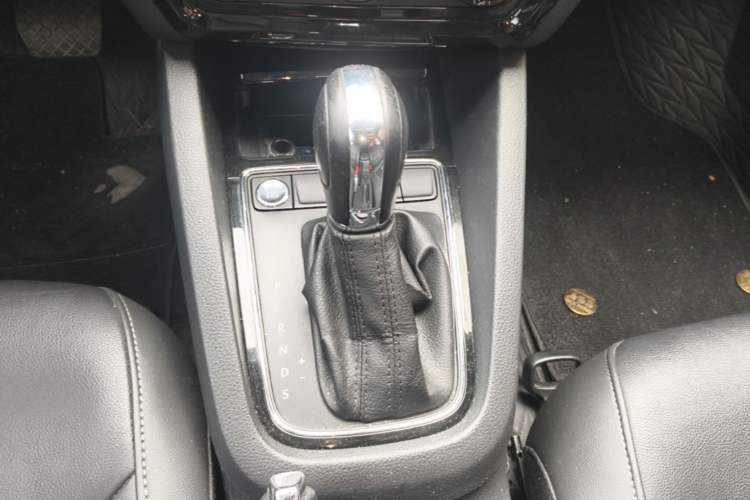 Used Volkswagen Sagitar 2018 1.6L Automatic Comfort Model Gear Lever