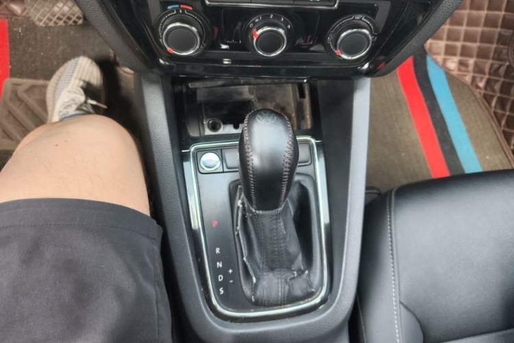 Used Volkswagen Sagitar 2018 1.6L Automatic Comfort Model Gear Lever