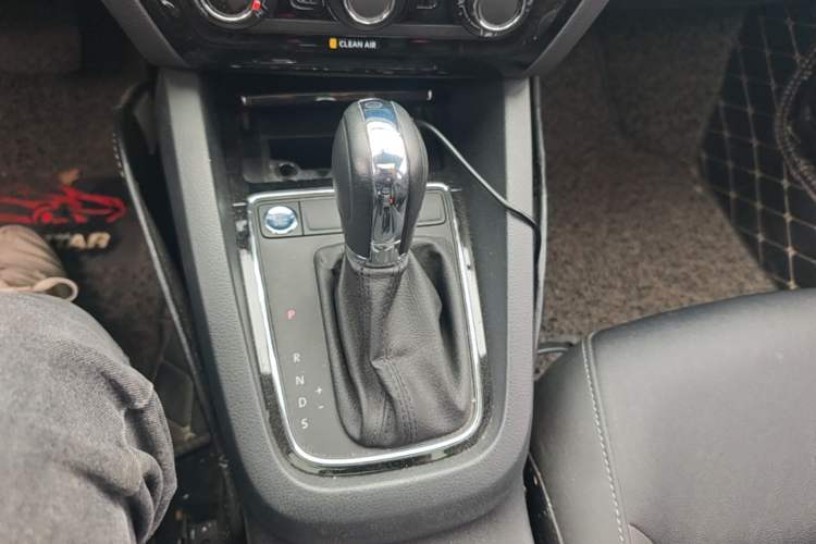 Used Volkswagen Sagitar 2018 1.6L Automatic Comfort Model Gear Lever