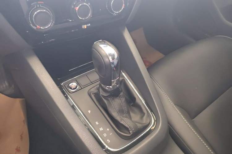 Used Volkswagen Sagitar 2018 1.6L Automatic Comfort Model Gear Lever