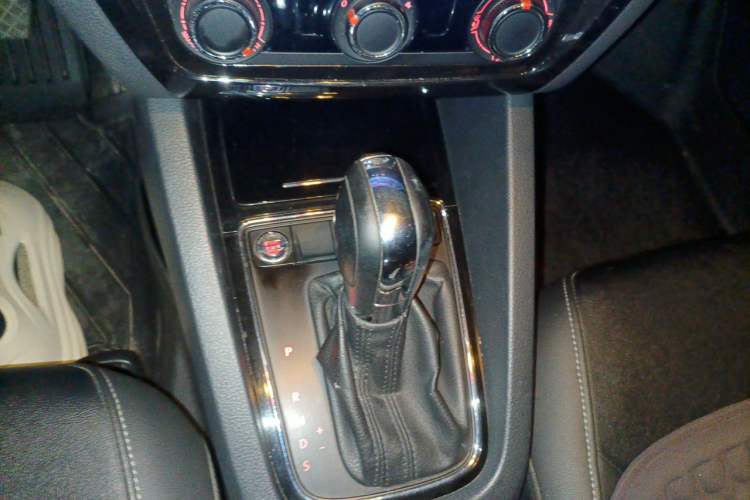 Used Volkswagen Sagitar 2018 1.6L Automatic Comfort Model Gear Lever