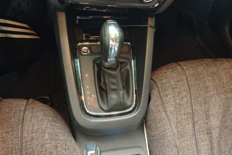 Used Volkswagen Sagitar 2018 280TSI DSG Ignite Edition Gear Lever