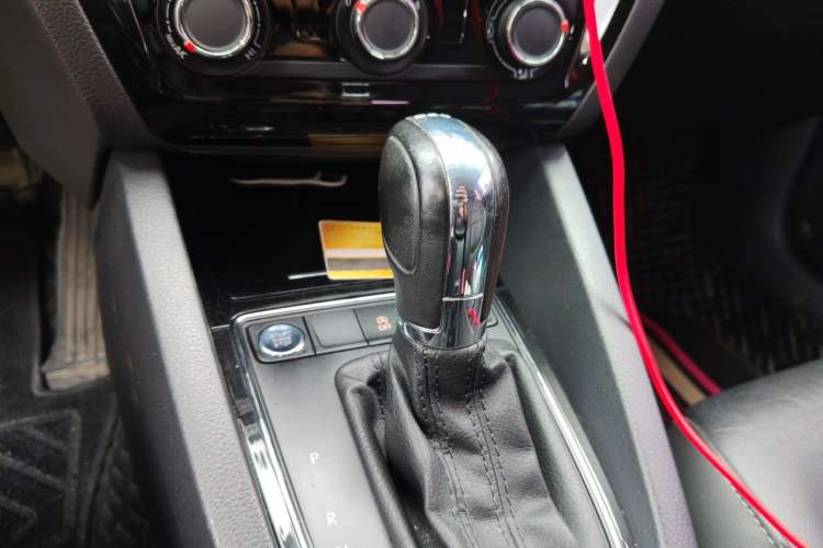 Used Volkswagen Sagitar 2018 280TSI DSG Ignite Edition Gear Lever