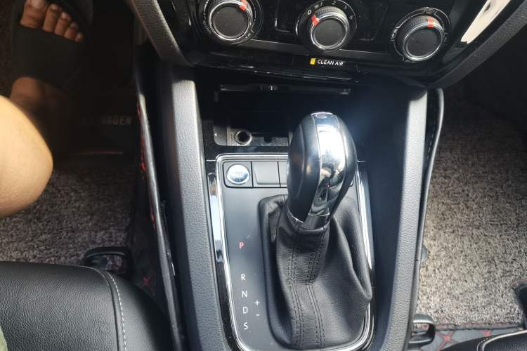 Used Volkswagen Sagitar 2018 1.6L Automatic Comfort Model Gear Lever