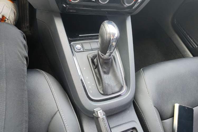 Used Volkswagen Sagitar 2018 1.6L Automatic Comfort Model Gear Lever
