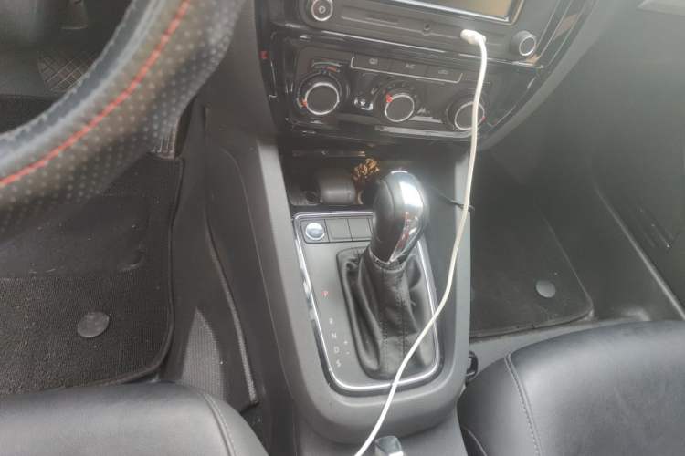 Used Volkswagen Sagitar 2018 1.6L Automatic Comfort Model Gear Lever