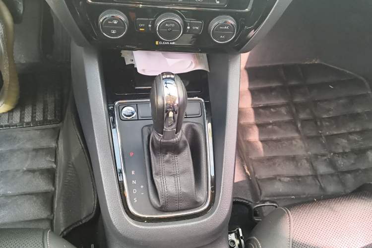 Used Volkswagen Sagitar 2018 280TSI DSG Luxury Model Gear Lever