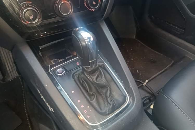 Used Volkswagen Sagitar 2018 180TSI DSG Prestige Edition Gear Lever