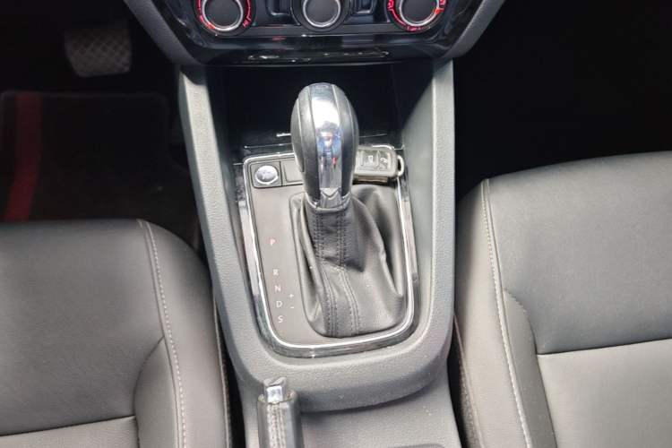 Used Volkswagen Sagitar 2018 1.6L Automatic Comfort Model Gear Lever