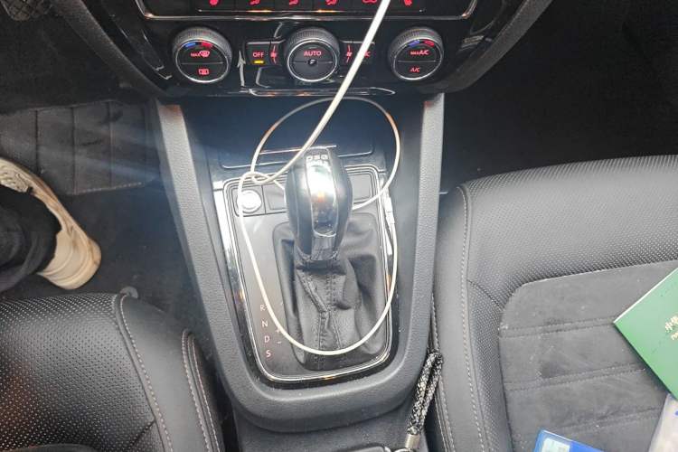 Used Volkswagen Sagitar 2018 280TSI DSG Luxury Model Gear Lever