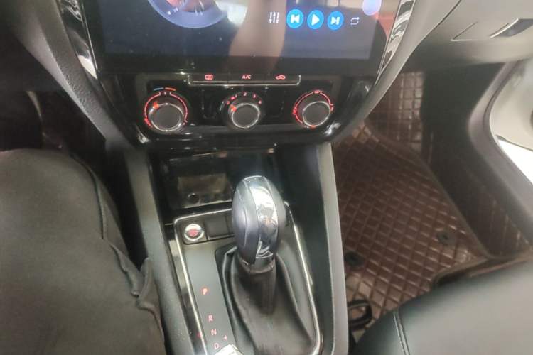Used Volkswagen Sagitar 2018 1.6L Automatic Comfort Model Gear Lever