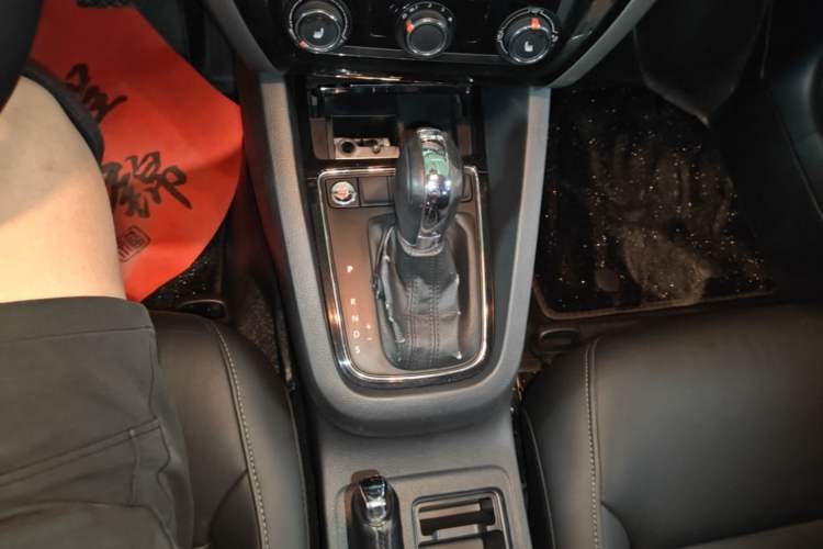 Used Volkswagen Sagitar 2018 180TSI DSG Prestige Edition Gear Lever