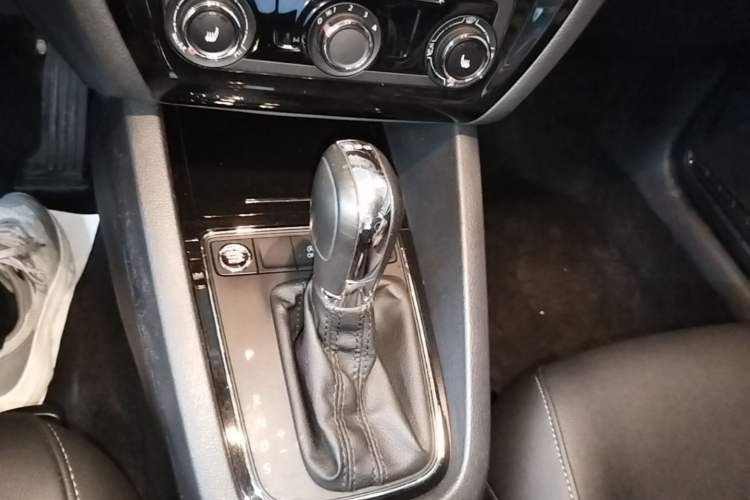 Used Volkswagen Sagitar 2018 180TSI DSG Prestige Edition Gear Lever