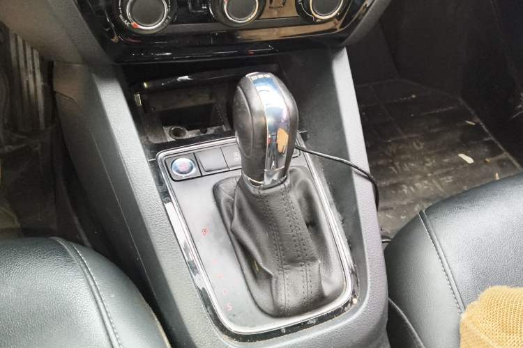 Used Volkswagen Sagitar 2018 280TSI DSG Ignite Edition Gear Lever