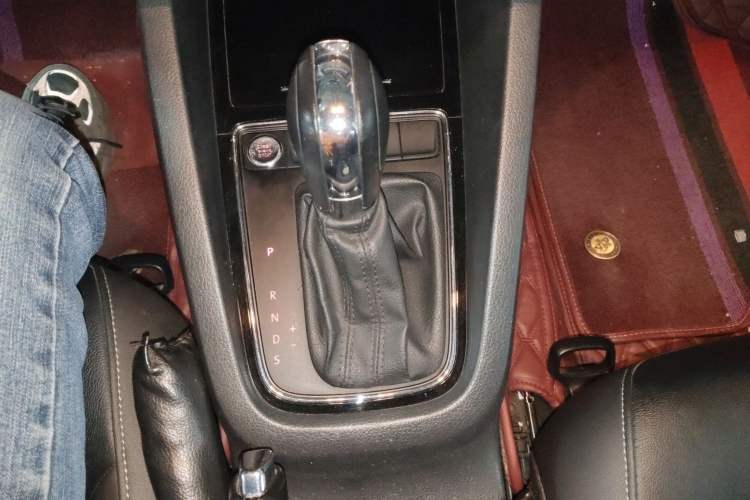 Used Volkswagen Sagitar 2018 1.6L Automatic Comfort Model Gear Lever