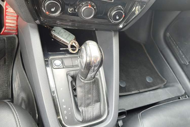 Used Volkswagen Sagitar 2018 180TSI DSG Prestige Edition Gear Lever