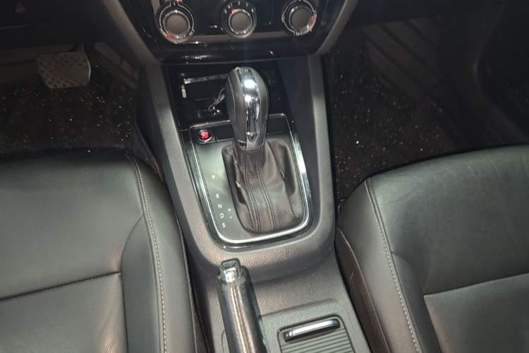 Used Volkswagen Sagitar 2018 1.6L Automatic Comfort Model Gear Lever