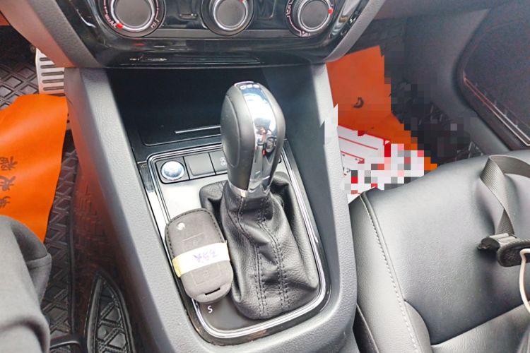 Used Volkswagen Sagitar 2018 280TSI DSG Ignite Edition Gear Lever