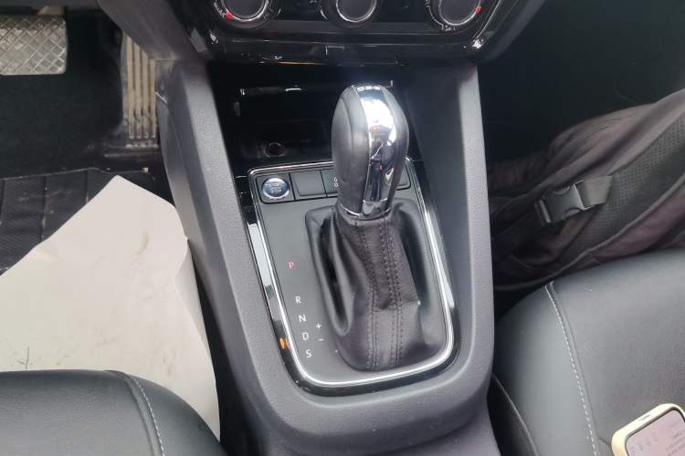 Used Volkswagen Sagitar 2018 280TSI DSG Ignite Edition Gear Lever
