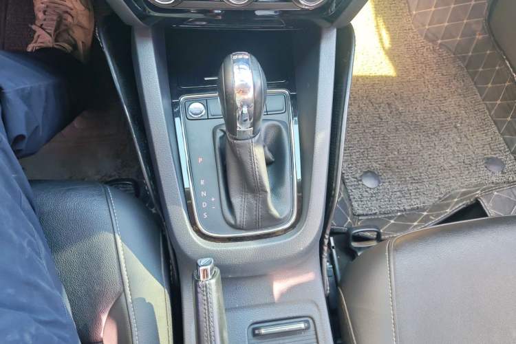 Used Volkswagen Sagitar 2018 280TSI DSG Comfort Model Gear Lever